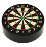 Dit miniatuur dartbord, gemaakt van echt sisal. Met een diameter van 15 cm biedt het genoeg ruimte om meerdere dartpijlen op te bergen.