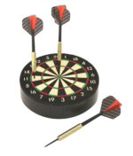 Dit miniatuur dartbord, gemaakt van echt sisal. Met een diameter van 15 cm biedt het genoeg ruimte om meerdere dartpijlen op te bergen.