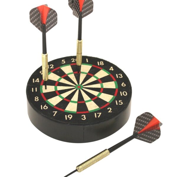 Dit miniatuur dartbord, gemaakt van echt sisal. Met een diameter van 15 cm biedt het genoeg ruimte om meerdere dartpijlen op te bergen.